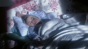 Pyjama à pois Per Una Polka porté par Rose Tyler (Billie Piper) vu dans Doctor Who (S02E13)