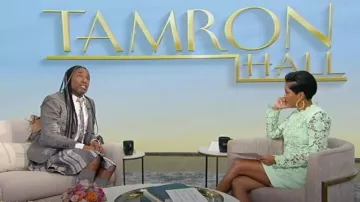 Minivestido de manga larga de encaje Giambattista usado por Tamron Hall como se ve en Tamron Hall Show el 4 de noviembre de 2022