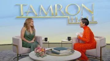 Jonathan Simkhai Carlee Robe midi en cuir végétalien à franges portée par Carrie Ann Inaba comme vu au Tamron Hall Show le 7 novembre 2022
