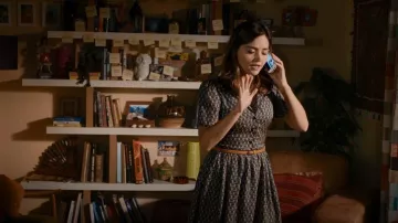 Topshop Piped Tile Printed Shirtdress porté par Clara (Jenna Coleman) comme on le voit dans Doctor Who (S08E11)