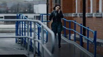 & Other Stories Robe à col imprimé perle portée par Clara (Jenna Coleman) vue dans Doctor Who (S09E01)