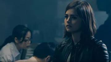 & Other Stories Veste en cuir portée par Clara (Jenna Coleman) vue dans Doctor Who (S09E01)