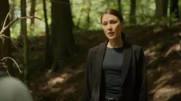 Teoría Etiennette Blazer In Good Wool usada por Isabelle Lacoste (Elle-Maija Tailfeathers) como se ve en Three Pines (S01E07)
