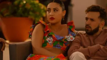 Zimmermann Riders Frill Neck Crop Top usado por Ana Torres (Francia Raisa) como se ve en grown-ish (S04E01)