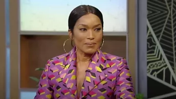 Moschino Blazer à simple poitrine à imprimé cube porté par Angela Bassett vu au Tamron Hall Show le 8 novembre 2022