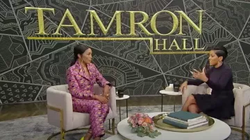 Pantalon plissé Moschino à imprimé cube porté par Angela Bassett vu au Tamron Hall Show le 8 novembre 2022