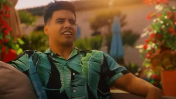 Chemise de camp boutonnée en soie Amiri Banana Leaves Silk Button Up portée par Vivek Shah (Jordan Buhat) comme on le voit dans grown-ish (S04E01)