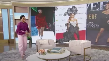 Manolo Blahnik Hangisi 105 Bombas de satén adornadas usadas por Tamron Hall como se ve en Tamron Hall Show el 18 de noviembre de 2022