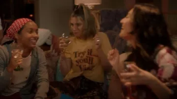 Re/Done 70s Recycled Loose T Shirt usada por Nomi Segal (Emily Arlook) como se ve en grown-ish (S04E03)