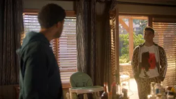 Alexander McQueen Punk Skull Oversized T-Shirt usada por Vivek Shah (Jordan Buhat) como se ve en grown-ish (S04E17)