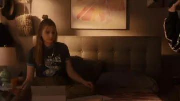 La camiseta de algodón azul Kooples usada por Nomi Segal (Emily Arlook) como se ve en grown-ish (S04E04)