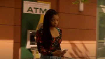 Guess Rachel Sweetheart Neck Top usado por Jazz Forster (Chloe Bailey) como se ve en grown-ish (S04E05)