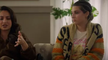 Kimchi Blue Love Is Here Oversized Cardigan porté par Nomi Segal (Emily Arlook) comme on le voit dans grown-ish (S03E16)