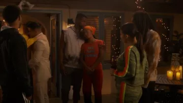 Camiseta de Mother We Are Family usada por Zoey Johnson (Yara Shahidi) como se ve en grown-ish (S04E16)