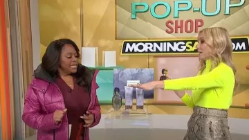 Kenneth Cole Magenta Cire Chaqueta con capucha usada por Sherri Shepherd vista en Sherri el 7 de noviembre de 2022