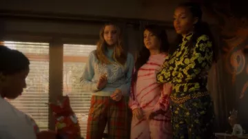 Pantalon à carreaux Jules Free People porté par Nomi Segal (Emily Arlook) vu dans grown-ish (S04E13)