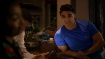 Maison Labiche I Don't Care Camiseta usada por Vivek Shah (Jordan Buhat) como se ve en grown-ish (S04E08)