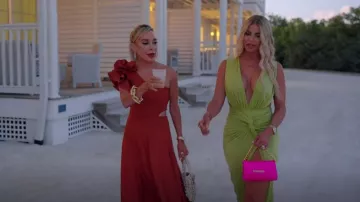 Tom Ford Logo Label Satin Handheld Bag porté par Alexia Echevarria comme on le voit dans The Real Housewives of Miami (S05E06)
