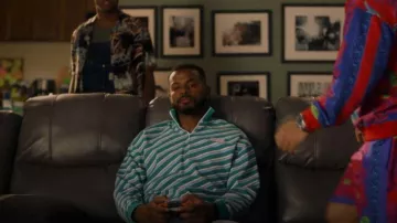 Lacoste Striped Quarter Zip Sweatshirt porté par Aaron Jackson (Trevor Jackson) vu dans grown-ish (S04E10)