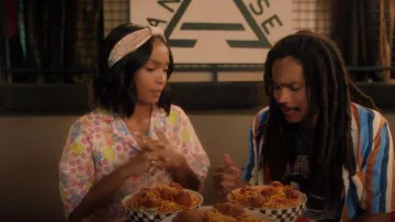 Sandro Livia Chemise de pyjama imprimée portée par Zoey Johnson (Yara Shahidi) comme on le voit dans grown-ish (S04E12)