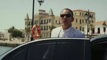 Ray-Ban sunglasses worn by Efficient Man (Ethan Hawke) as seen in Glass Onion: A Knives Out Mystery
