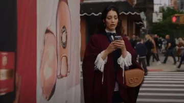 Salvatore Ferragamo Aura Crescent Bag en Stella usado por Luna La (Zión Moreno) como se ve en Gossip Girl (S02E06)