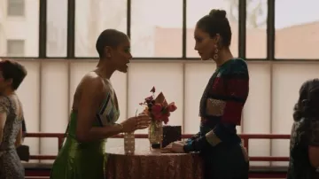 Naeem Khan Robe à franges perlées en arc-en-ciel portée par Luna La (Zión Moreno) vue dans Gossip Girl (S02E06)