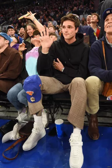 Pantalon à carreaux porté par Jacob Elordi lors du match de basket-ball NBA des New York Knicks le 1er décembre 2022