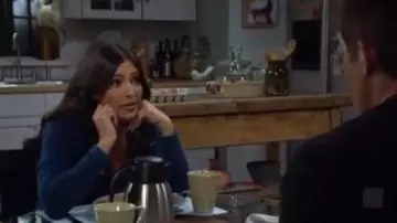 Robe Guess Vivian Ls Bodycon portée par Gabi Hernandez (Camila Banus) vue dans Des jours et des vies le 29 décembre 2022