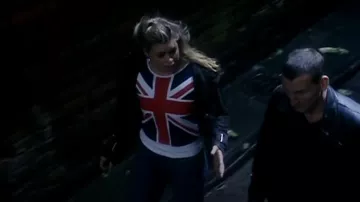 T-shirt Sol Union Jack Flag porté par Rose Tyler (Billie Piper) vu dans Doctor Who (S01E09)