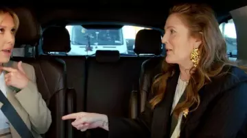 Nili Lotan Diane Blazer a rayas de un solo pecho usado por Drew Barrymore como se ve en The Drew Barrymore Show el 8 de noviembre de 2022