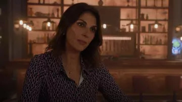 L’Agence Harmony Printed Stretch Chain Motiff Blue Pink Blouse porté par Sophie Devereaux (Gina Bellman) comme on le voit dans Leverage: Redemption (S02E09)