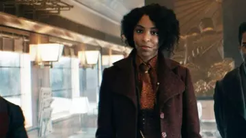 Le chemisier marron porté par Eulalie Hicks / Lally (Jessica Williams) dans Les Animaux Fantastiques - Les Secrets de Dumbledore