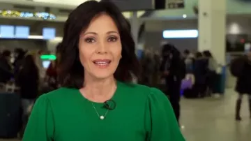 Honey Punch Glenna Green Puff Sleeve Sweater Top porté par Tanya Rivero comme vu dans CBS Mornings le 28 décembre 2022