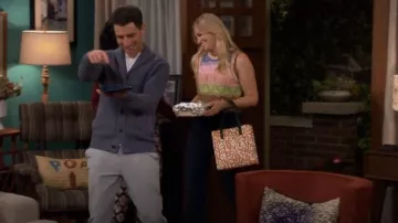 Ted Baker Lilocon Bolso usado por Gemma Johnson (Beth Behrs) como se ve en The Neighborhood (S04E01)