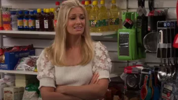 French Connection Juliet Mozart Caballo Puff Sleeve Sweater usado por Gemma Johnson (Beth Behrs) como se ve en The Neighborhood (S04E05)