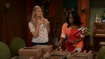 Doen Frances Top en Fleurs de Jonquille usado por Gemma Johnson (Beth Behrs) como se ve en The Neighborhood (S04E02)