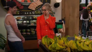 Chaqueta ajustada de forro estampado de Zara usada por Gemma Johnson (Beth Behrs) como se ve en The Neighborhood (S04E05)