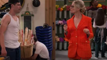 Mini falda de forro estampado de Zara usada por Gemma Johnson (Beth Behrs) como se ve en The Neighborhood (S04E05)