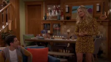 Mini vestido Ganni Ruched usado por Gemma Johnson (Beth Behrs) como se ve en The Neighborhood (S04E05)