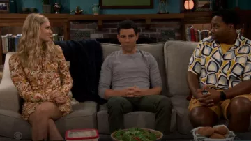 Sandro Grace Vestido usado por Gemma Johnson (Beth Behrs) como se ve en The Neighborhood (S04E03)