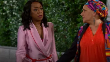 Peter Pilotto Belted Veste ajustée portée par Tina Butler (Tichina Arnold) vue dans The Neighborhood (S04E03)