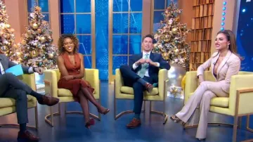 Alice + Olivia Teeny Vegan Leather Side Slit Pants usados por Jessie James Decker como se ve en Good Morning America el 30 de diciembre de 2022