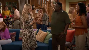 Reiss Bobby Vestido usado por Gemma Johnson (Beth Behrs) como se ve en The Neighborhood (S04E03)