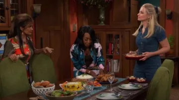 Muéstrame tu mono de mezclilla Mumu usado por Gemma Johnson (Beth Behrs) como se ve en The Neighborhood (S04E05)