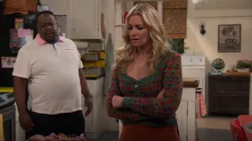 Zara Jacquard Tricote Cardi portée par Gemma Johnson (Beth Behrs) vue dans The Neighborhood (S04E07)