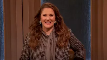 Blusa de bufanda retorcida Theory usada por Drew Barrymore como se ve en The Drew Barrymore Show el 17 de noviembre de 2022