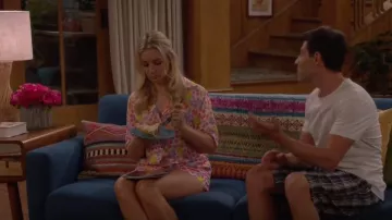Sandro Judy Short à cordon imprimé porté par Gemma Johnson (Beth Behrs) vu dans The Neighborhood (S04E07)