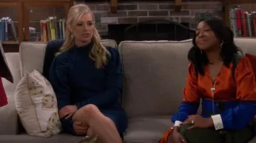 Rotation Birger Christensen Kim Ruched Chambray Mini robe portée par Gemma Johnson (Beth Behrs) vue dans The Neighborhood (S04E07)