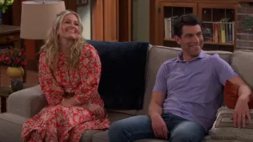 Doen Edessa Dress In Jardin Majorelle portée par Gemma Johnson (Beth Behrs) vue dans The Neighborhood (S04E09)